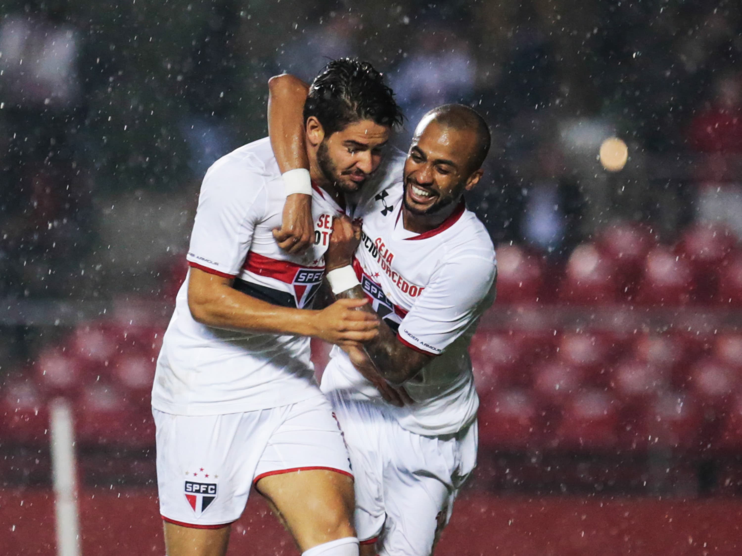 Jogadores comemoram o gol de Alexandre Pato contra o Flamengo