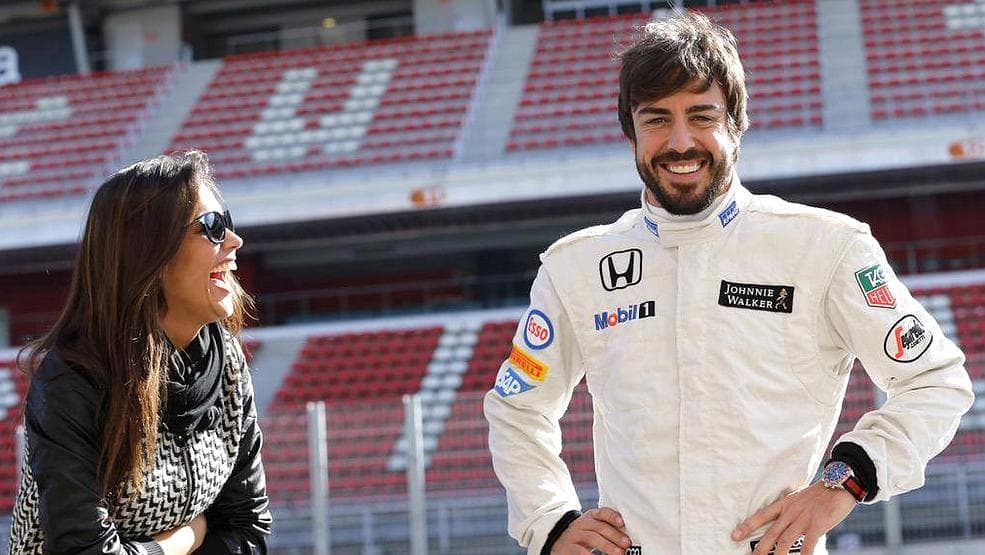 Fernando Alonso posou sorridente em Kuala Lumpur ao lado da nova namorada, a jornalista Lara Álvares
