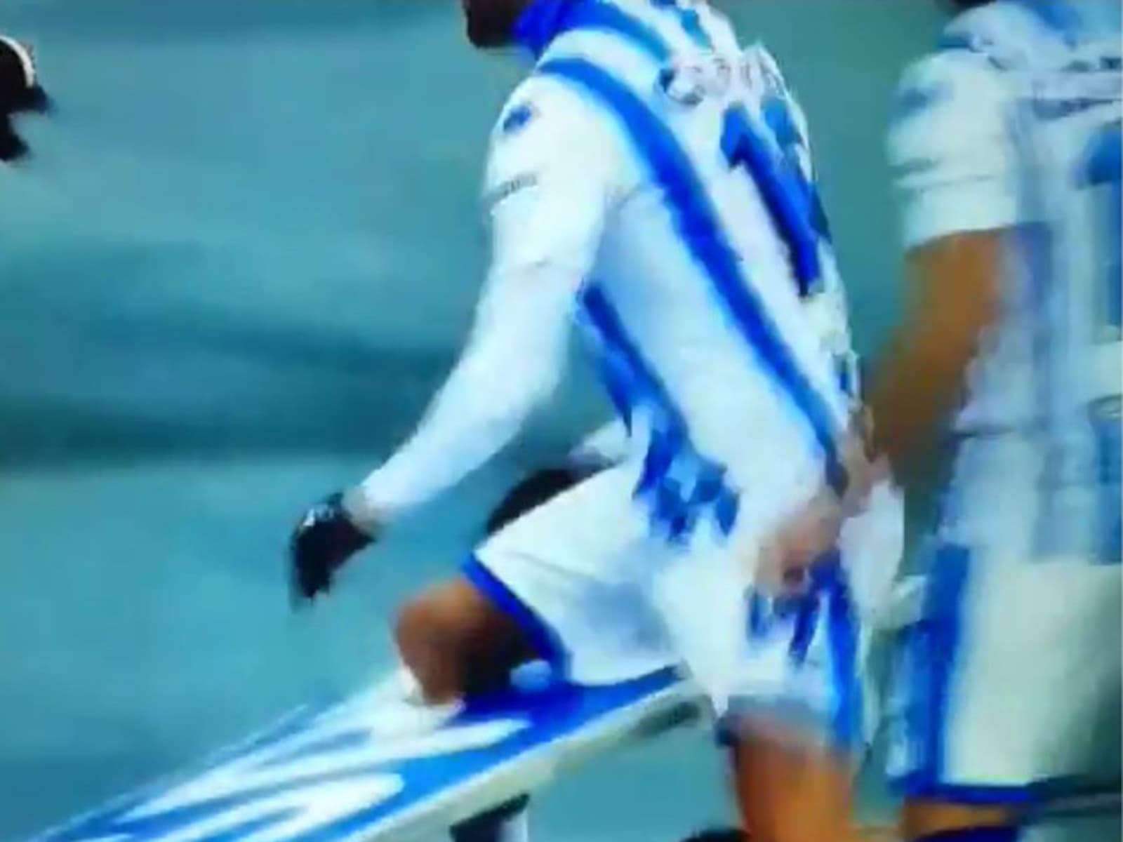 Jogador Andrea Cocco do Pescara, time que joga a Segunda Divisão do Campeonato Italiano, comemora gol mas fica preso em placa de publicidade