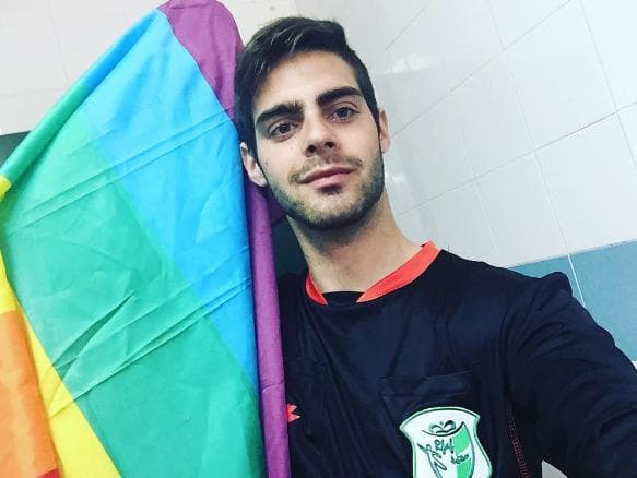 Árbitro espanhol Jesus Tomillero, assumidamente gay, que se aposentou após ofensas homofóbicas