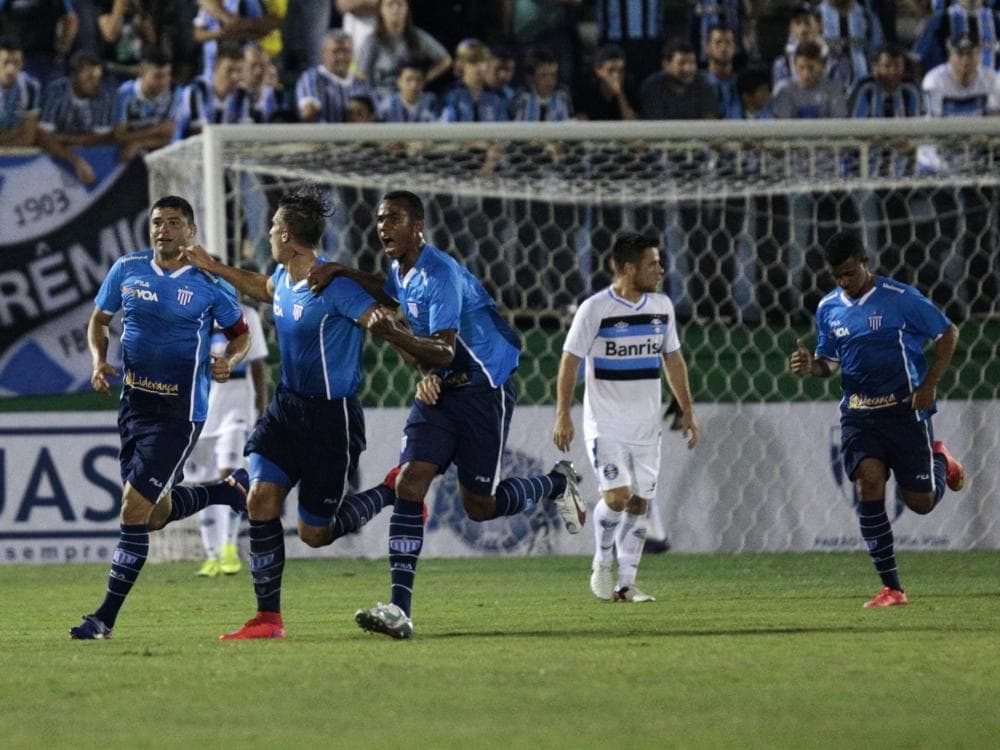 Jogadores do Avaí comemoram o gol de empate contra o Grêmio, em Chapecó
