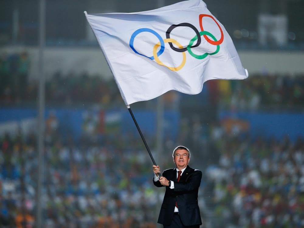 O alemão Thomas Bach, presidente do COI, com a bandeira olímpica