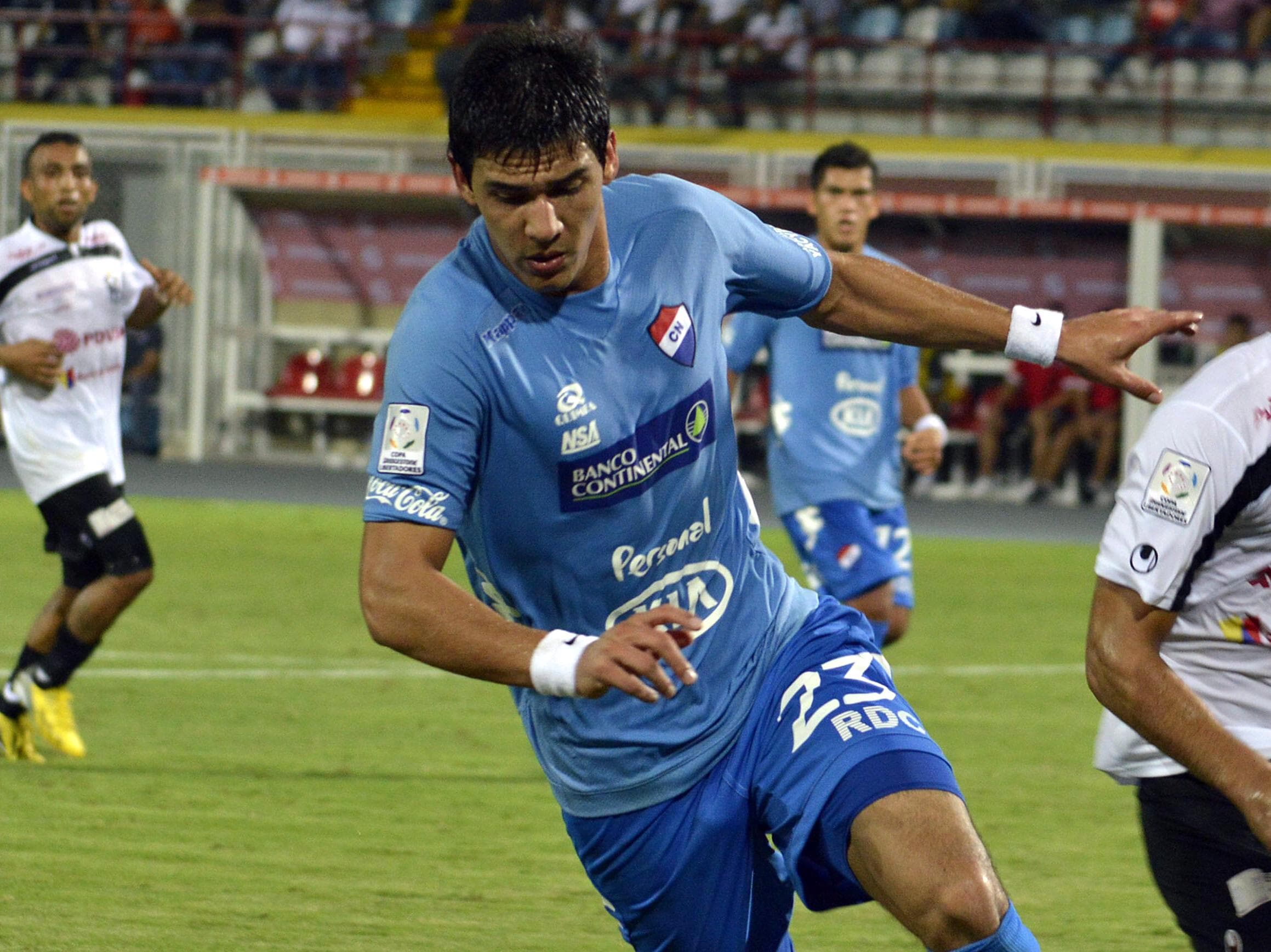 Fabián Balbuena em ação pelo Nacional do Paraguai, na Libertadores de 2014
