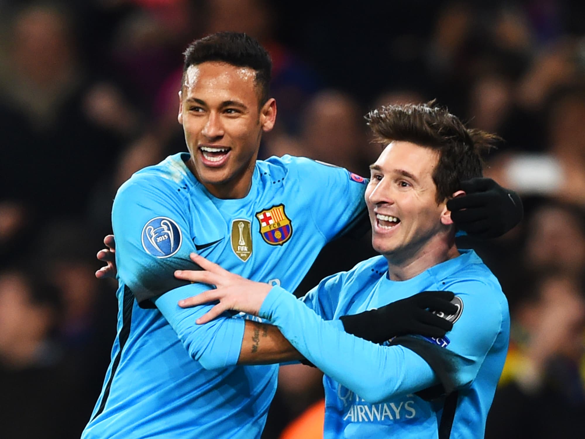 Lionel Messi e Neymar comemoram, na vitória do Barcelona sobre o Arsenal, por 2 a 0, no Emirates Stadium, pelo primeiro jogo das oitavas de final da Liga dos Campeões da UEFA, nesta terça-feira (23)