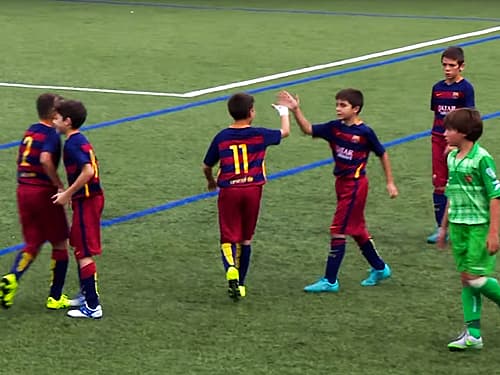 Garotos da base do Barcelona, de 10 a 12 anos, comemoram lindo gol