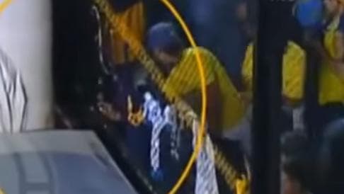 Fox Sports da Argentina flagrou o momento em que o torcedor Adrián Napolitano atira gás de pimenta contra os atletas do River