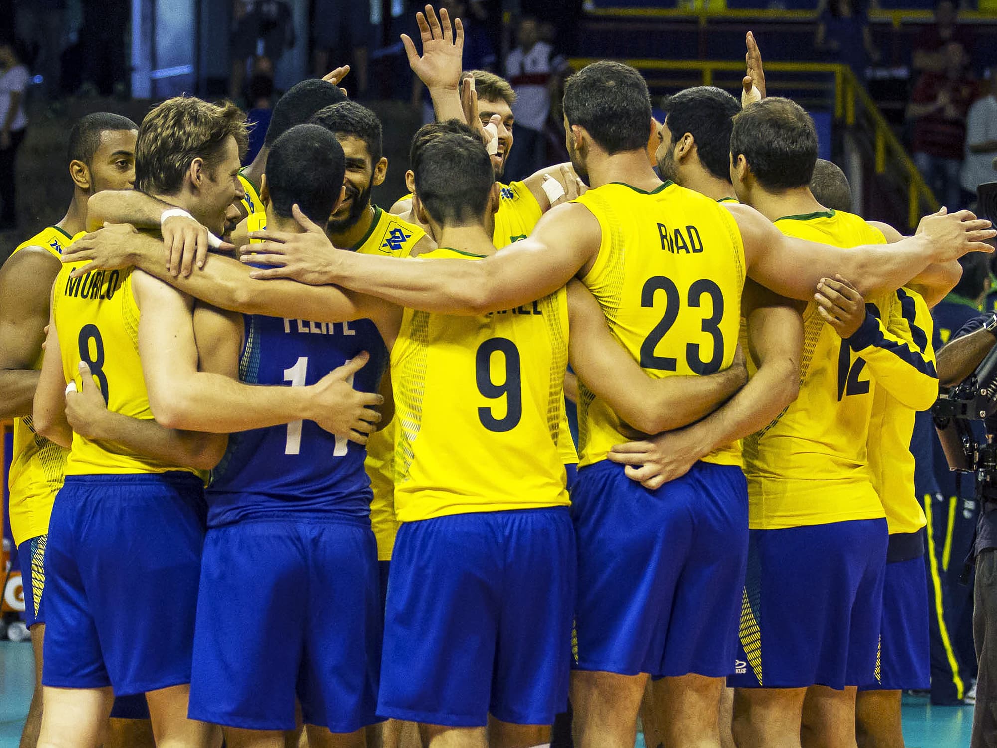 Partida entre Brasil e Sérvia, válida pela Liga Mundial de Vôlei Masculino, no Ginásio do Mineirinho em Belo Horizonte, MG, neste domingo (31).