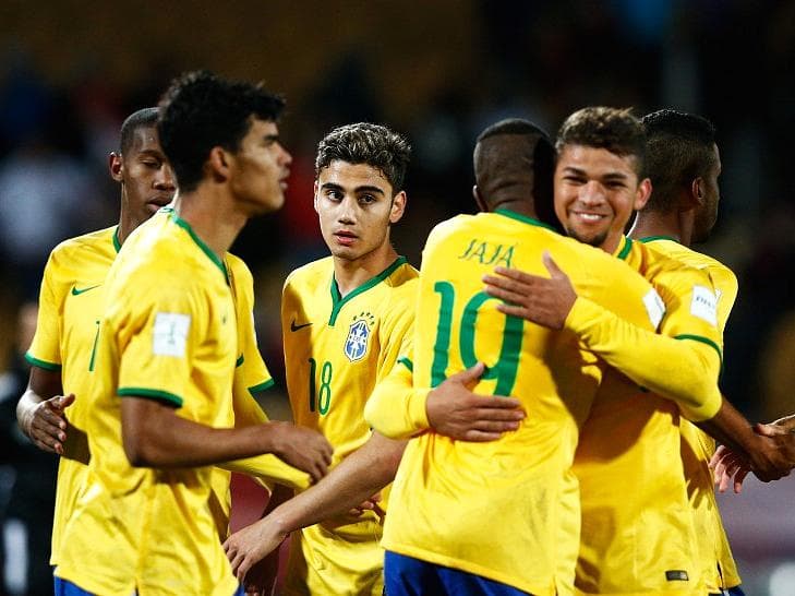 Jogadores da seleção brasileira comemoram o primeiro gol diante da Hungria no Mundial sub-20 da Nova Zelândia