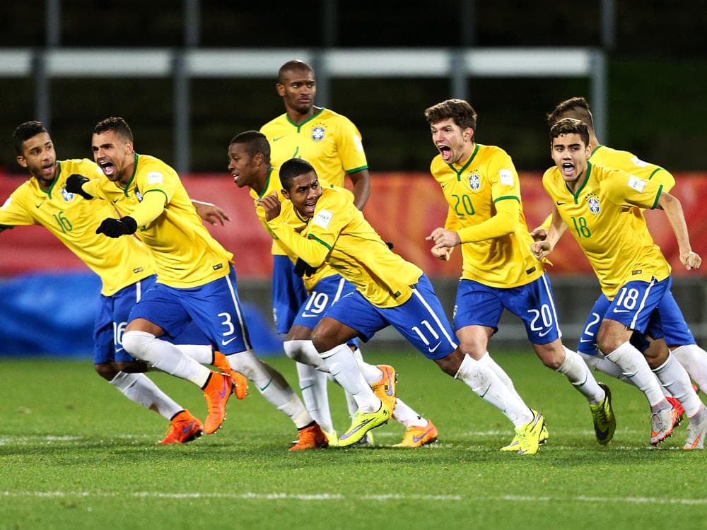 Jogadores da seleção brasileira sub-20 comemoram vitória nos pênaltis sobre o Uruguai