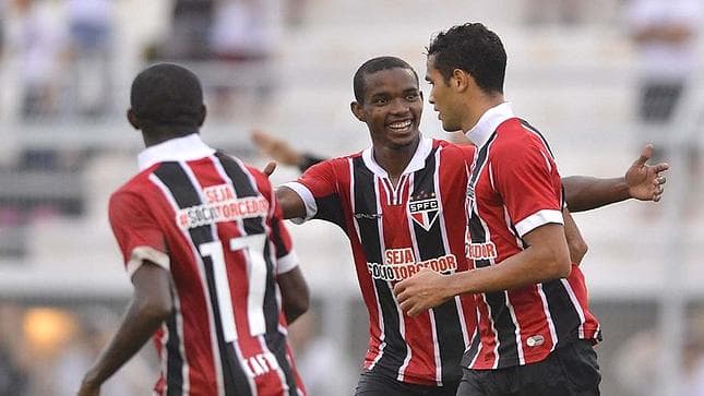 Jonathan Cafu comemora o gol de Alan Kardec que definiu a partida no Moisés Lucarelli