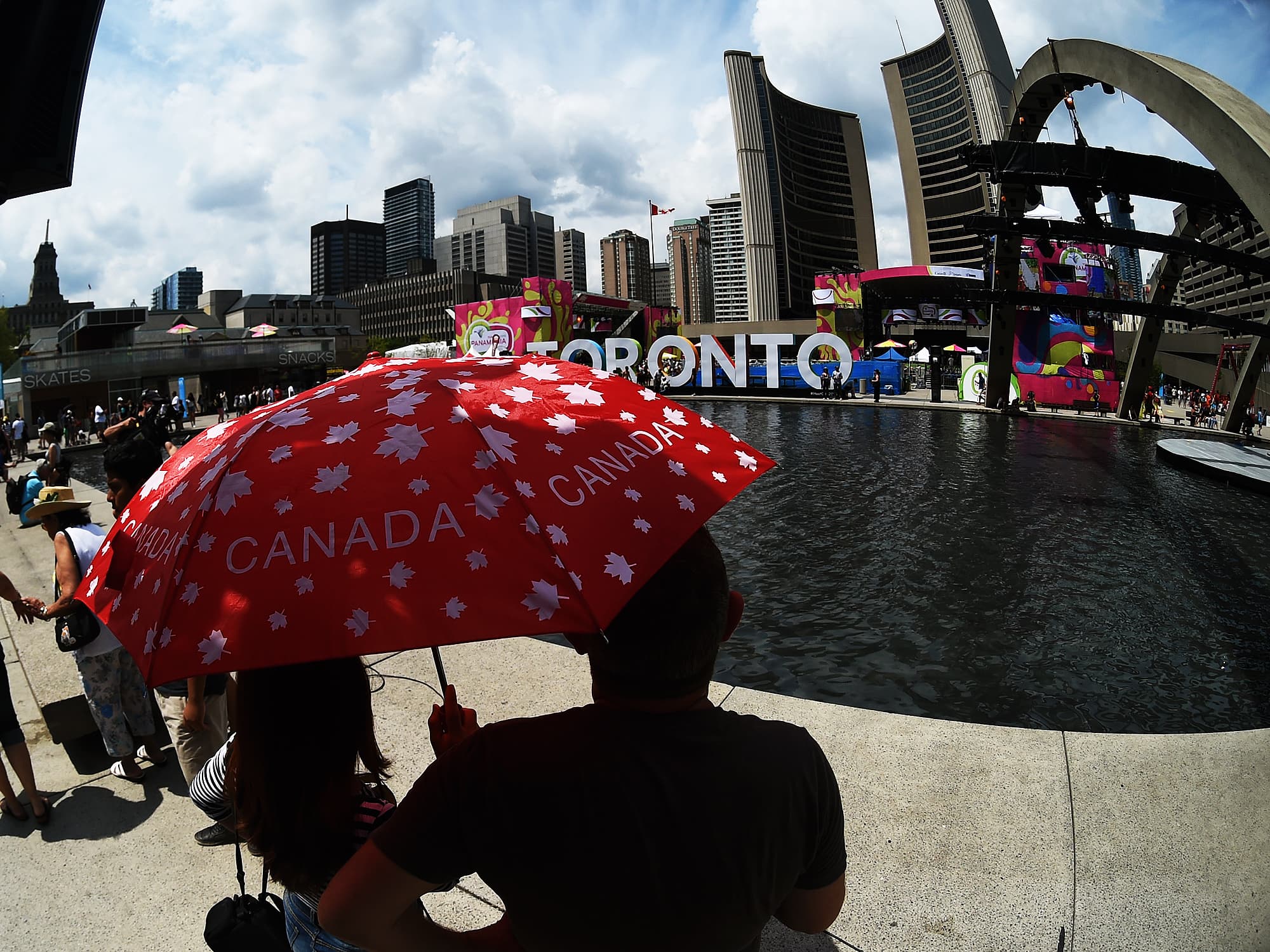 Na Nathan Phillips Square, principal ponto de encontro do centro de Toronto, nem mesmo o calor não espantou os visitantes