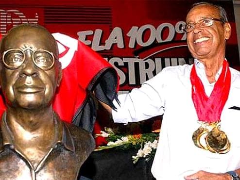 Carlinhos ao lado de seu busto, na Gávea. "Violino" conquistou títulos como jogador e treinador