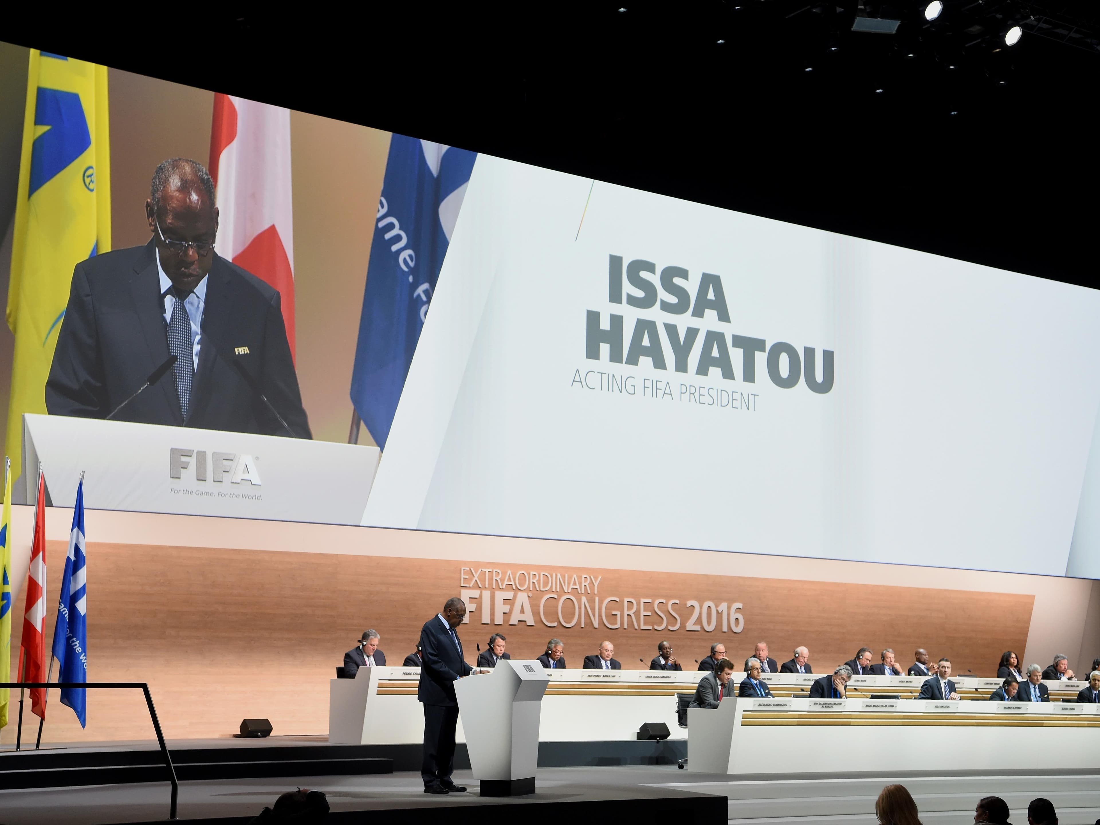Camaronês Issa Hayatou, presidente interino da Fifa, anuncia a aprovação das reformas no Congresso em Zurique, na Suíça