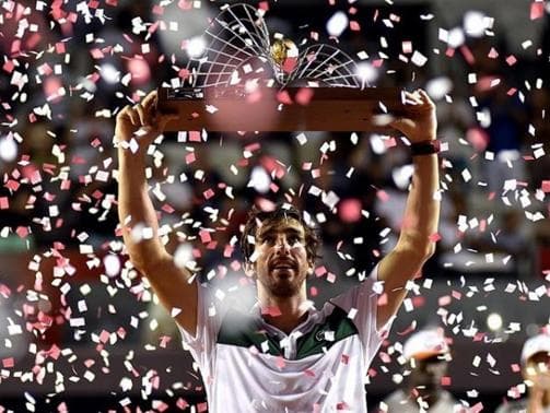 Pablo Cuevas ergue o troféu do Rio Open 2016 após vitória sobre o argentino Guido Pella