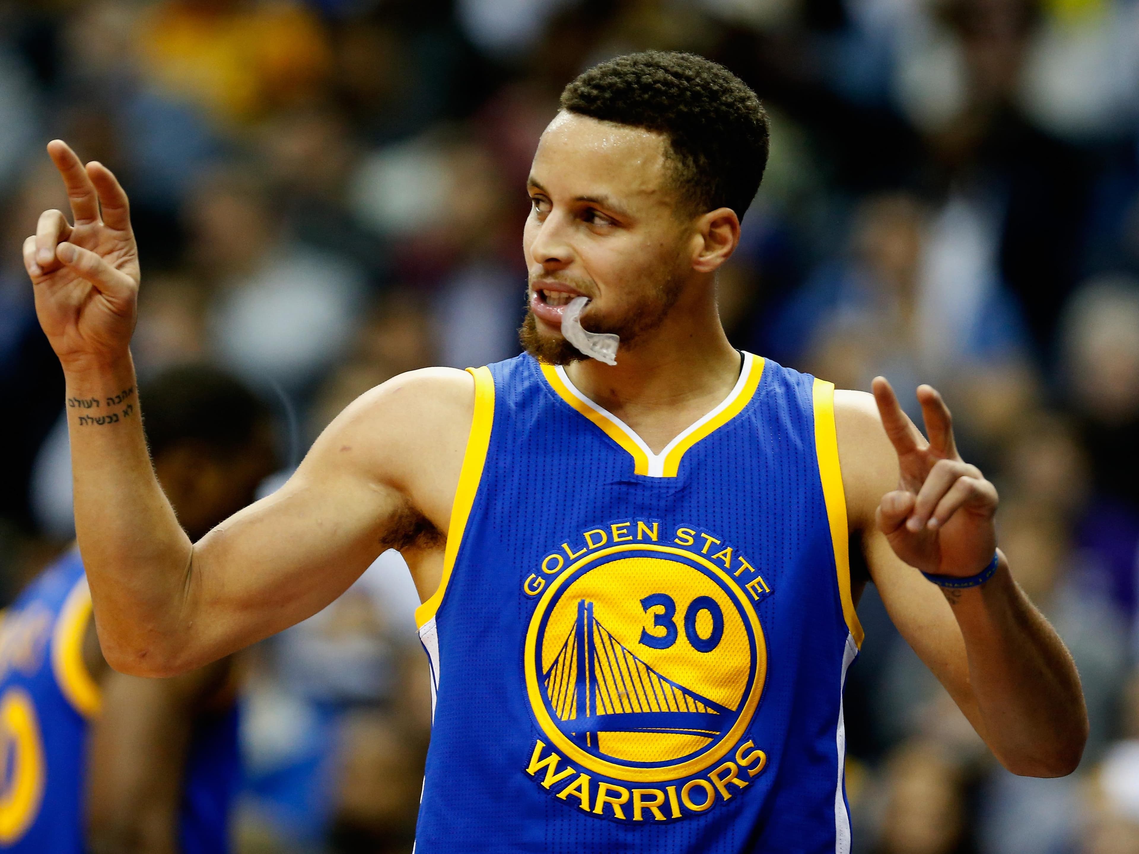 Stephen Curry, o craque do Golden State Warriors, celebrou seu primeiro jogo como campeão da NBA