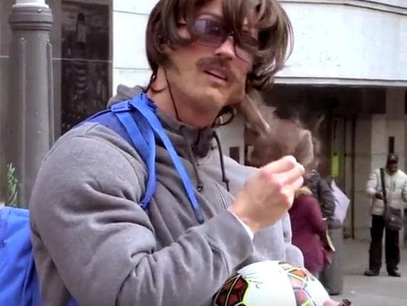 Cristiano Ronaldo retira o disfarce uma hora depois de bater bola nas ruas do centro de Madri