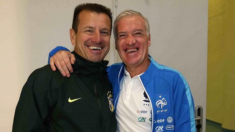 Capitães na final da Copa de 1998, treinadores Dunga e Didier Deschamps se encontraram nesta quarta-feira no Stade de France