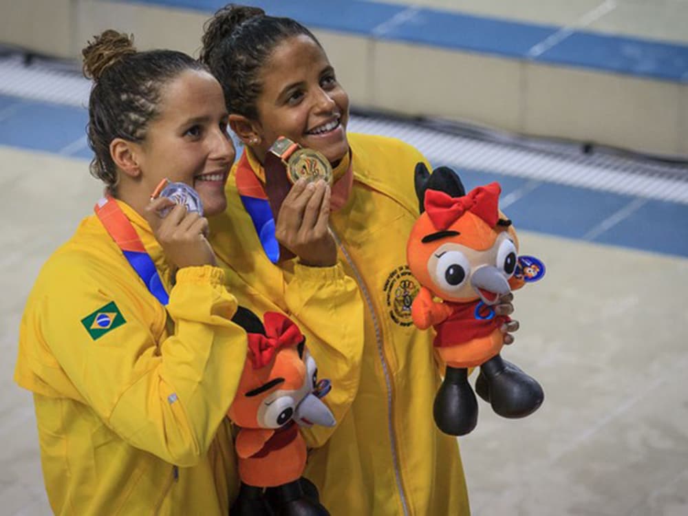 A atleta Etiene Medeiros, à direita, com sua medalha de ouro e Graciele Hermann com a medalha de prata
