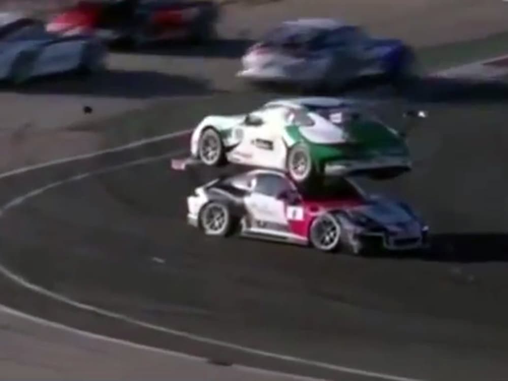 Jules Gounun (em cima) e Joffrey de Narda (embaixo) na disputa da etapa da Porsche Carrera Cup