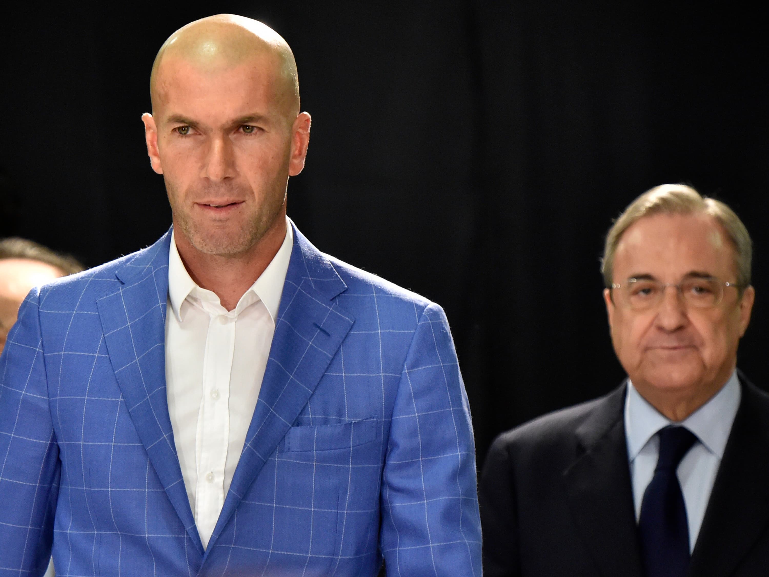 Zinedine Zidane é apresentado como novo treinador do Real Madrid ao lado do presidente Florentino Pérez