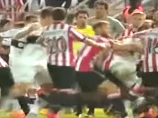 Jogadores de Estudiantes e Gimnasia La Plata trocam socos e pontapés ao final da partida