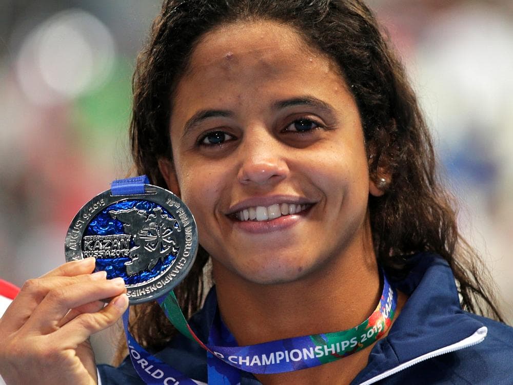 Etiene Medeiros comemora a histórica medalha de prata nos 50 m costas no Mundial de Kazan, na Rússia