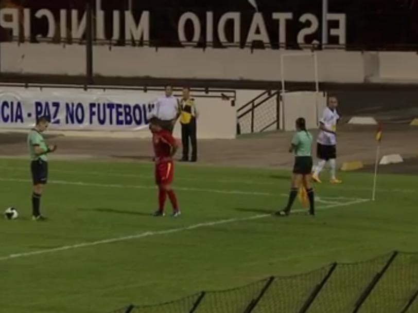 Imagens da TV TEM mostram Janilson fazendo gesto de "lavar louça" para a auxiliar