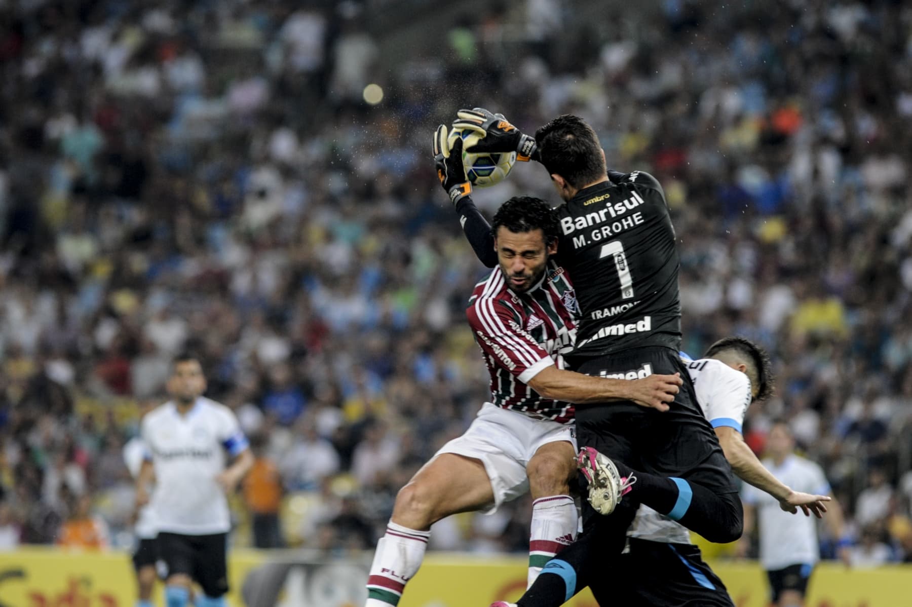 Fred esbarra no goleiro Marcelo Grohe durante o jogo Fluminense e x Grêmio, pela quartas de final da Copa do Brasil
