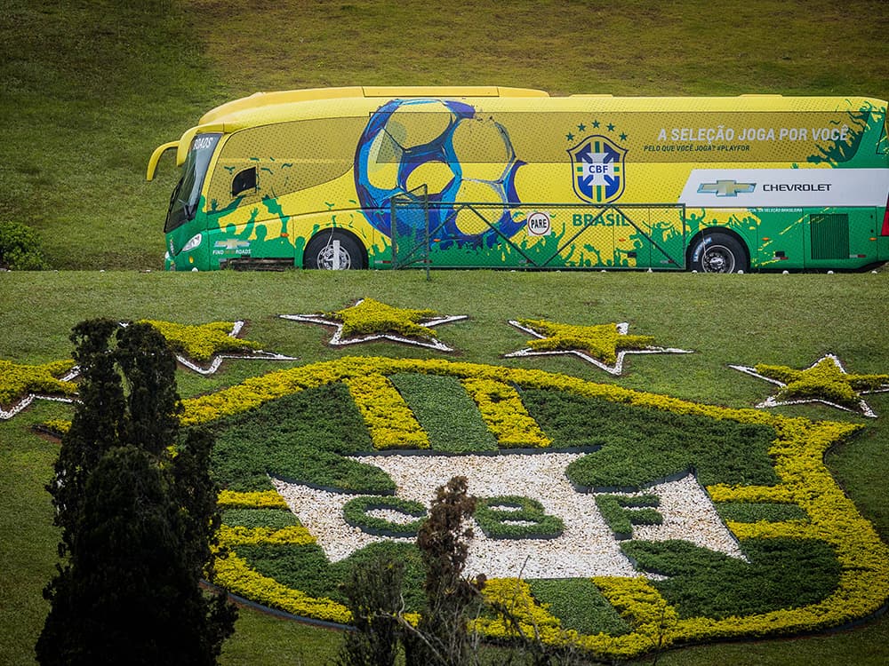 Ônibus com alguns jogadores da seleção chega à Granja Comary