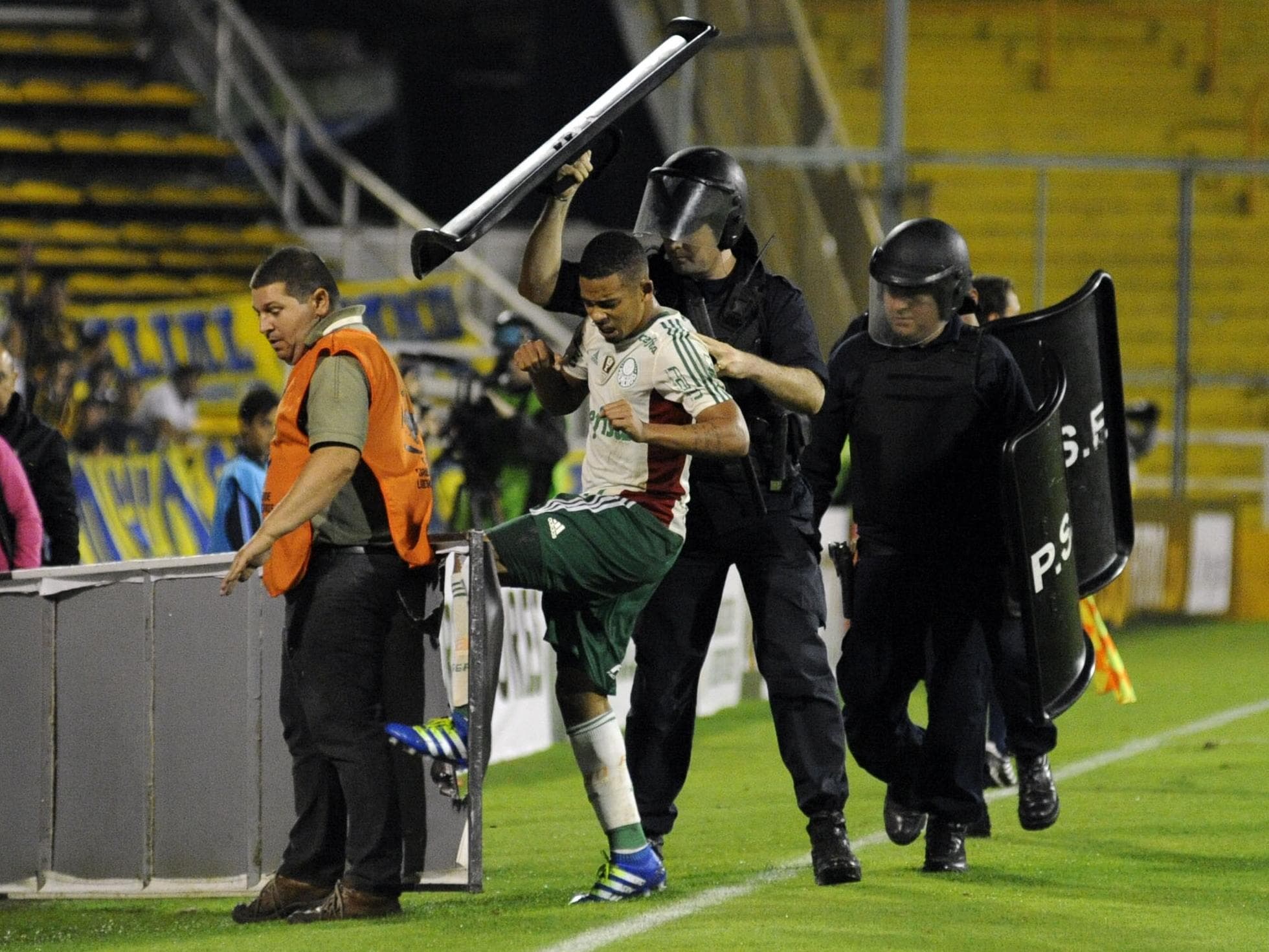 Destaque do Palmeiras com dois gols, Gabriel Jesus foi expulso por agredir um rival em Rosário