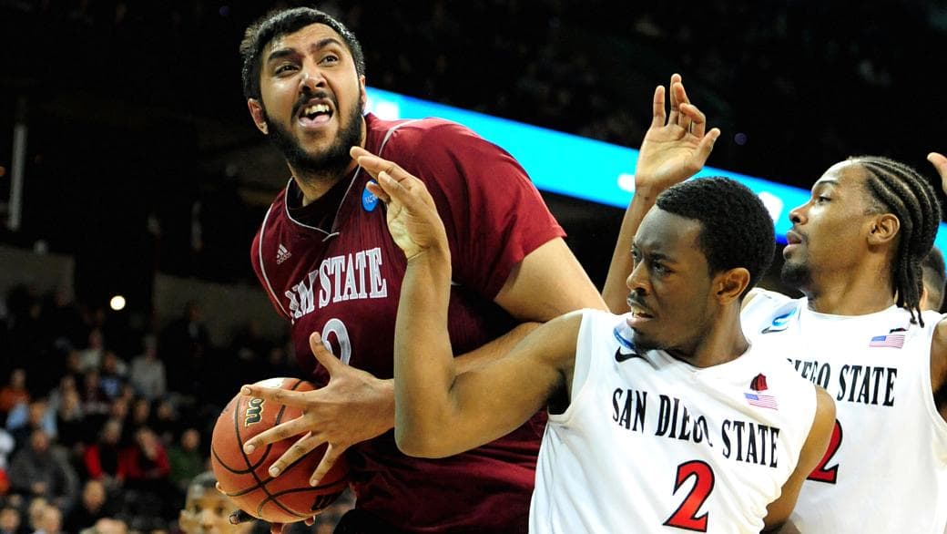 Sim Bhullar (à esq.), novo reforço do Sacramento Kings, em partida pela Universidade de New Mexico, em março de 2014