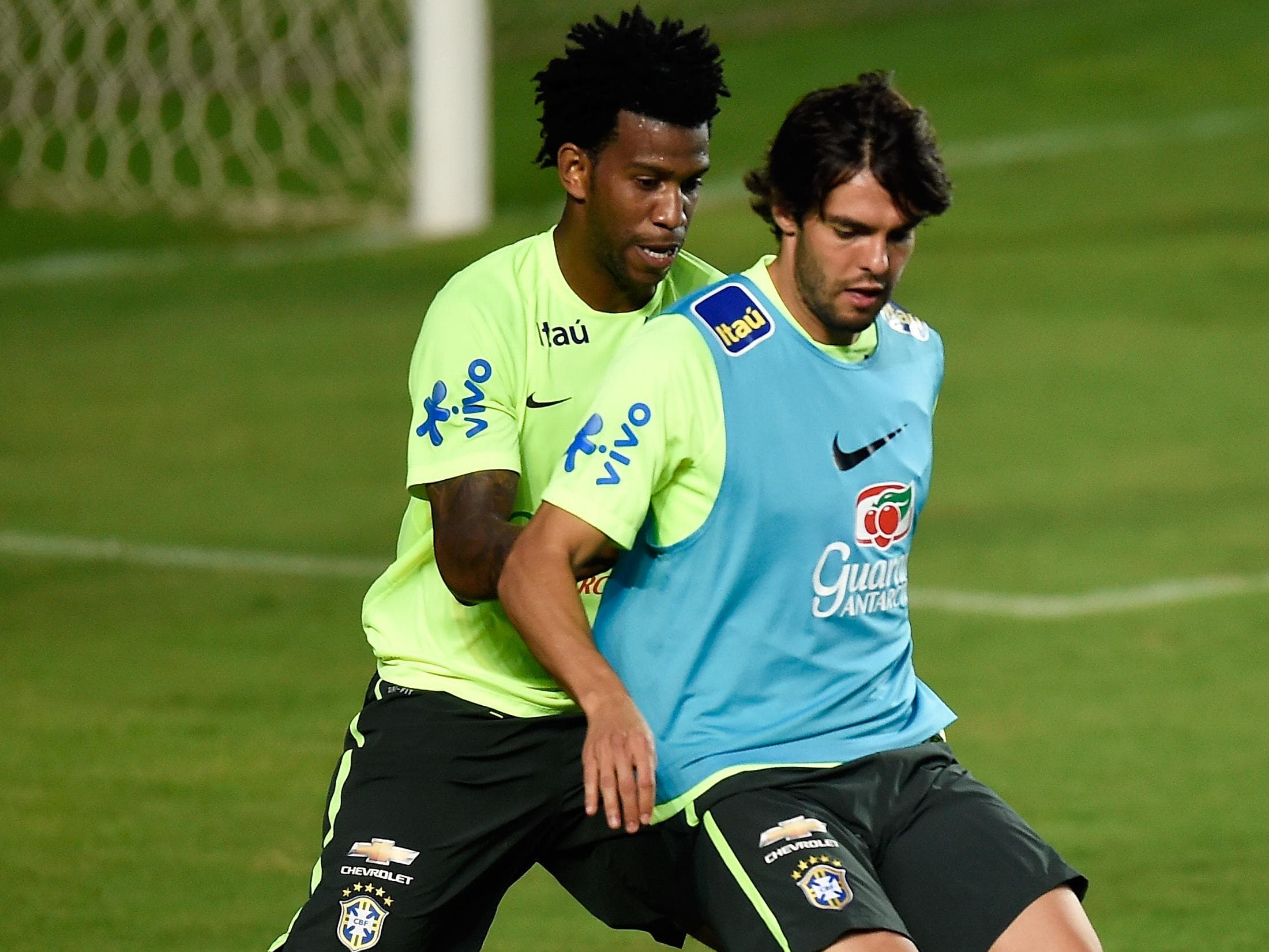 Gil e Kaká durante treino da seleção brasileira. "Chineses" e veteranos ganharam nova chance