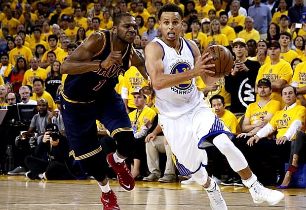Stephen Curry, do Golden State, passa por James Jones, do Cleveland, na final da NBA