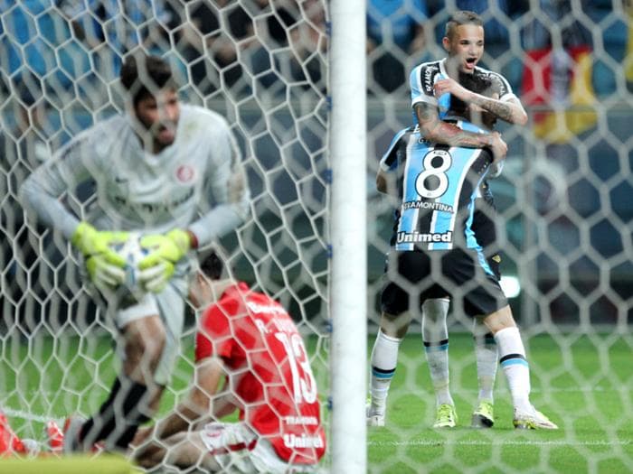 Grêmio atropelou o rival e ainda desperdiçou um pênalti no 407º Gre-Nal da história