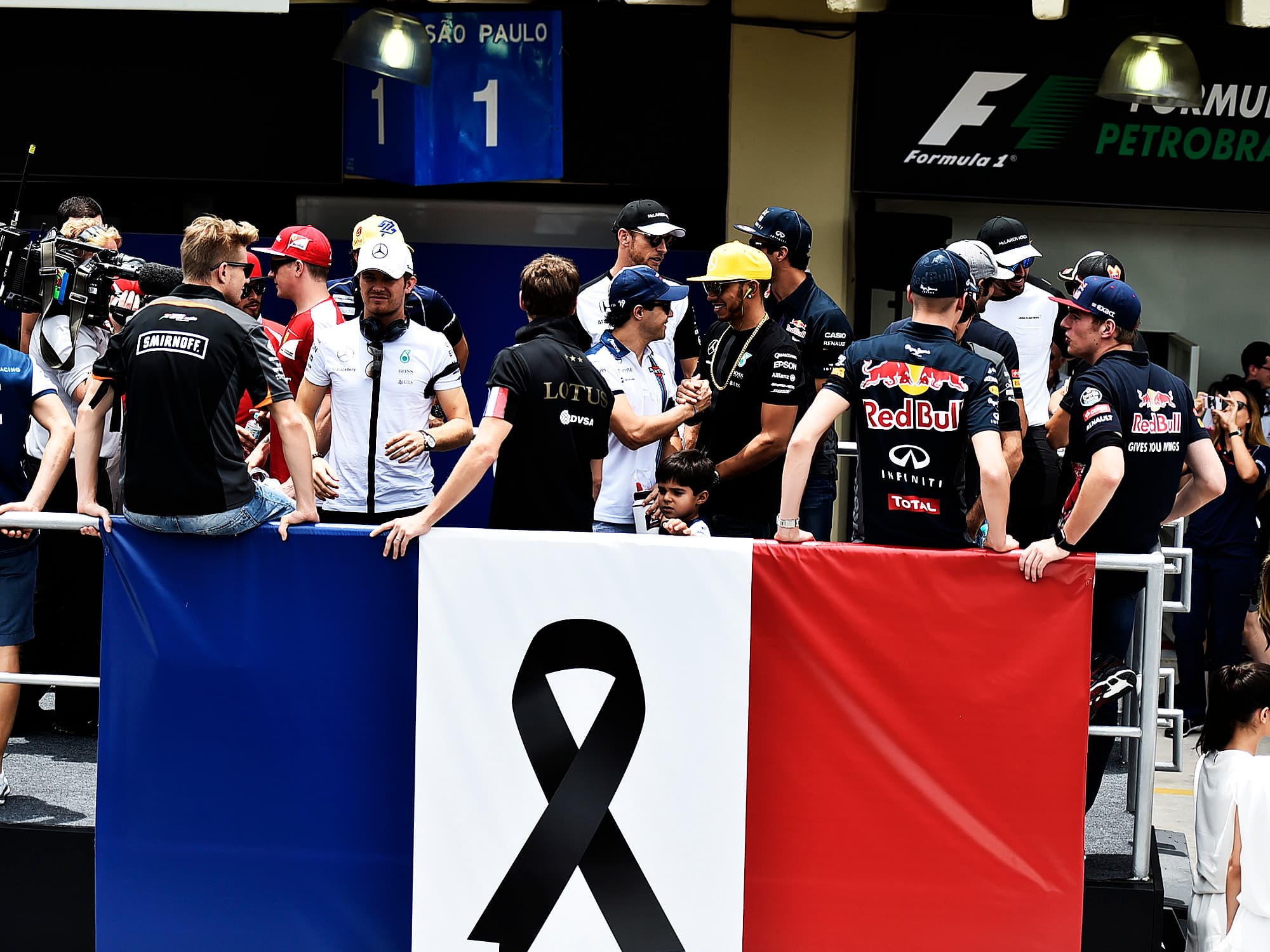 Pilotos desfilam pela pista de Interlagos com a bandeira da França em solidariedade às vítimas dos atentados terroristas