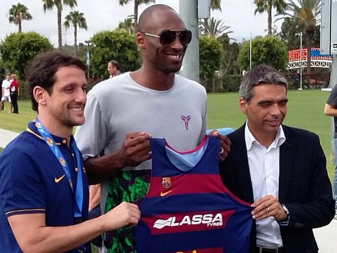Belletti, Kobe Bryant e Albert Soler posam com a camisa de basquete do Barcelona em Los Angeles