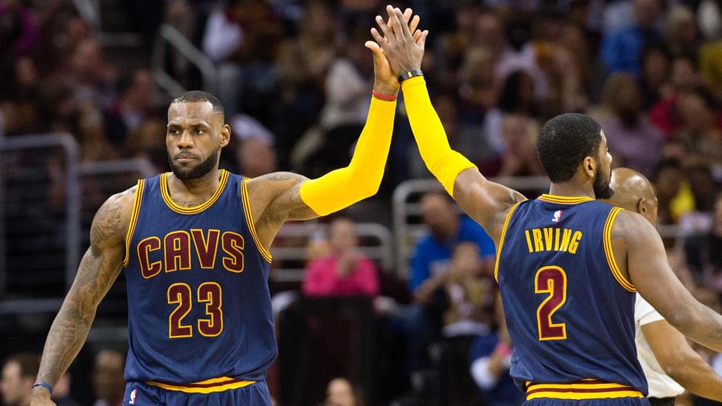 LeBron James e Kyrie Irving foram os cestinhas da partida contra o Miami Heat, com 23 pontos cada um