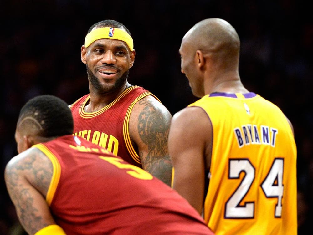 LeBron James e Kobe Bryant brincam durante partida da temporada de 2015
