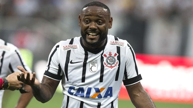 Vagner Love já posou com a camisa do Corinthians ao lado do gerente de futebol Edu Gaspar