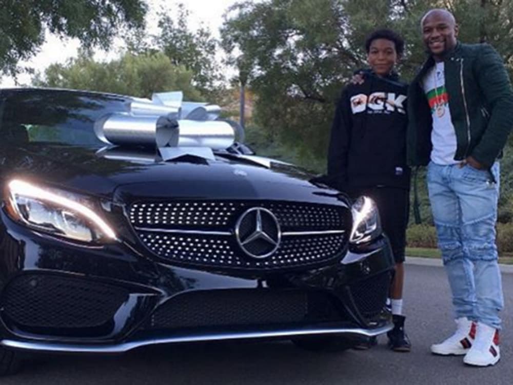 Foto publicada no instagram de Floyd Mayweather, que posa ao lado do filho Koraun e sua nova Mercedes