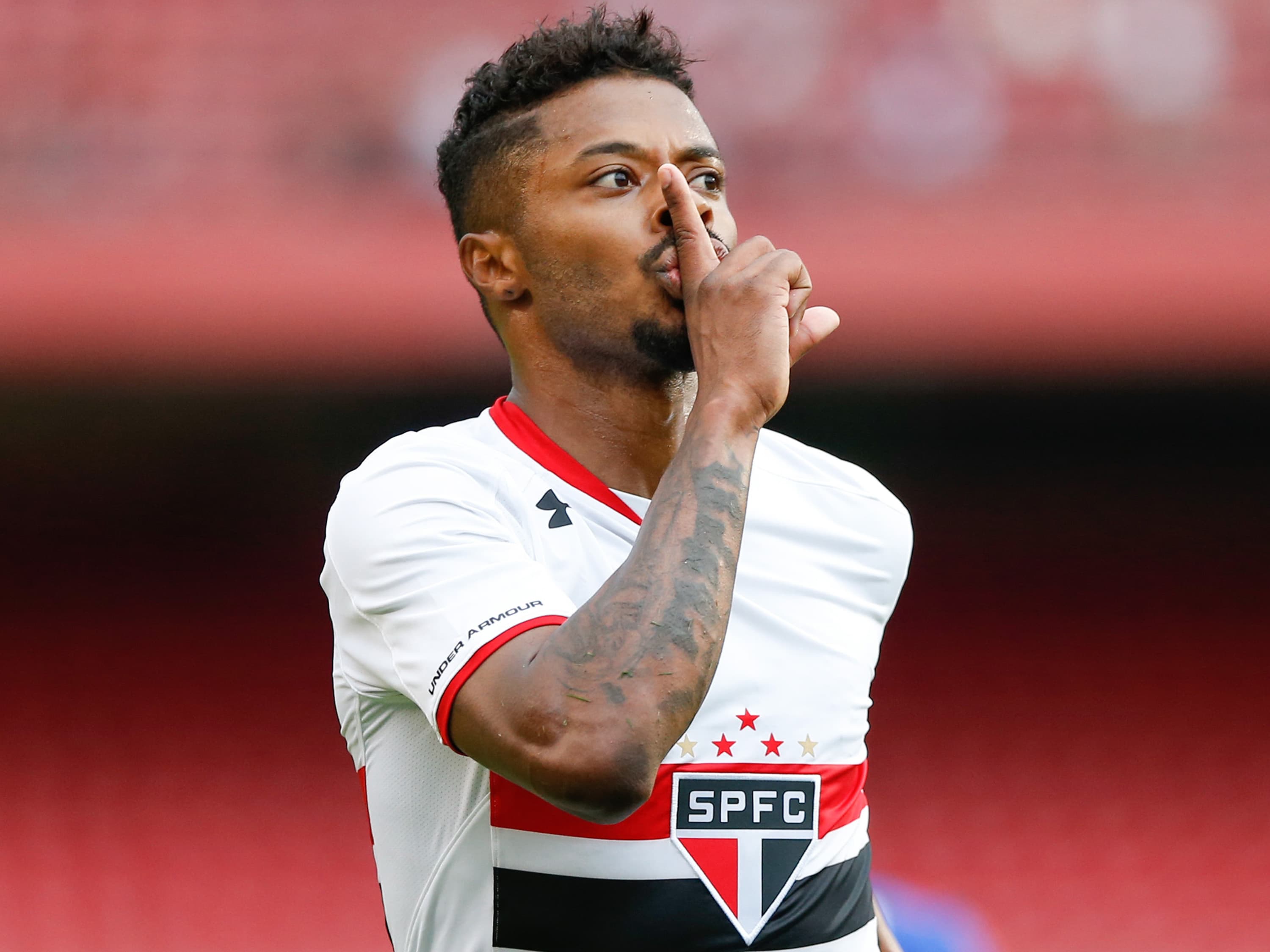 Michel Bastos do São Paulo pediu para a torcida calar a boca durante jogo