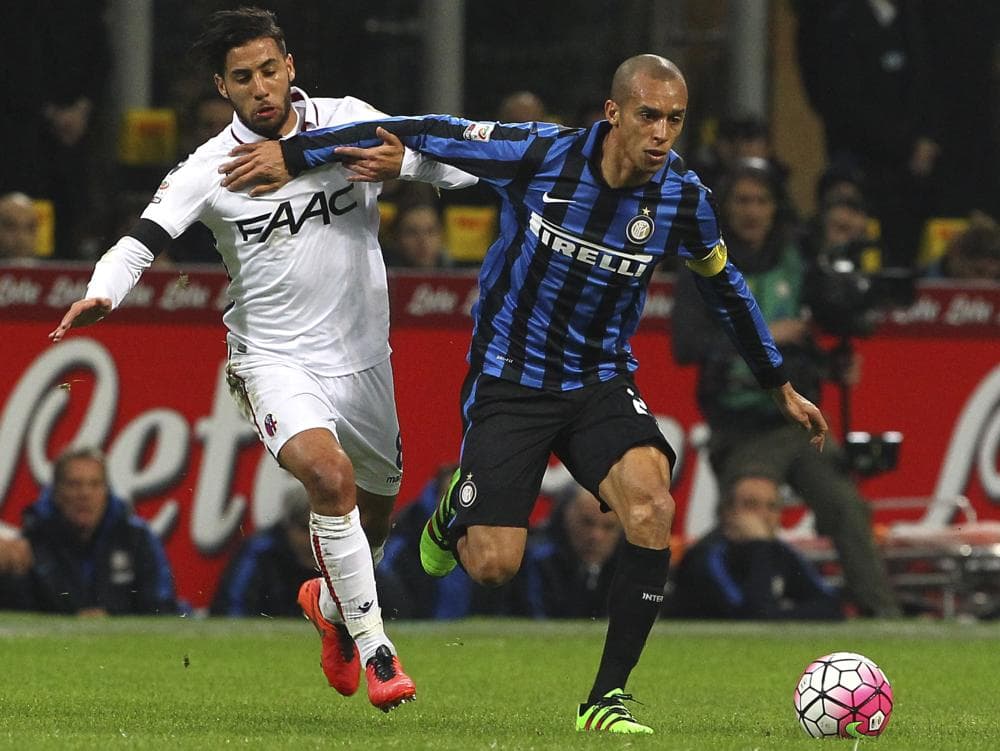 Sob os olhares de Dunga, Miranda fez boa partida na vitória da Inter sobre o Bologna