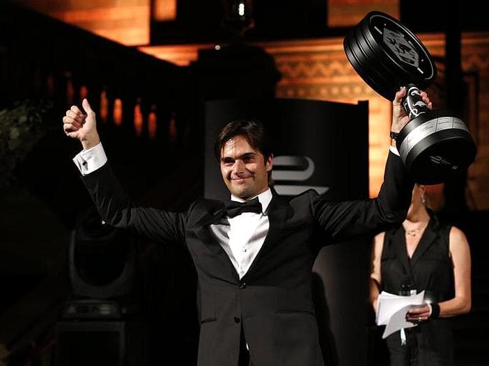 Nelsinho Piquet ergue o troféu da primeira temporada da Fórmula 1, em cerimônia em Londres