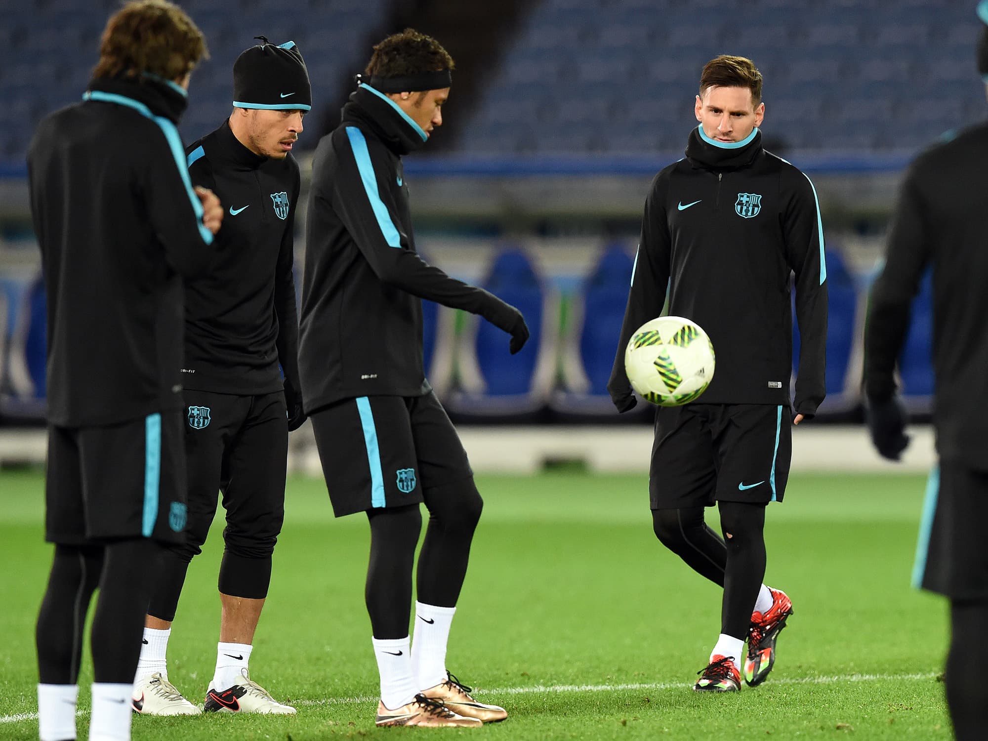Poupados do primeiro jogo do Mundial, Neymar e Messi (à dir.) treinaram normalmente com o time do Barcelona neste sábado