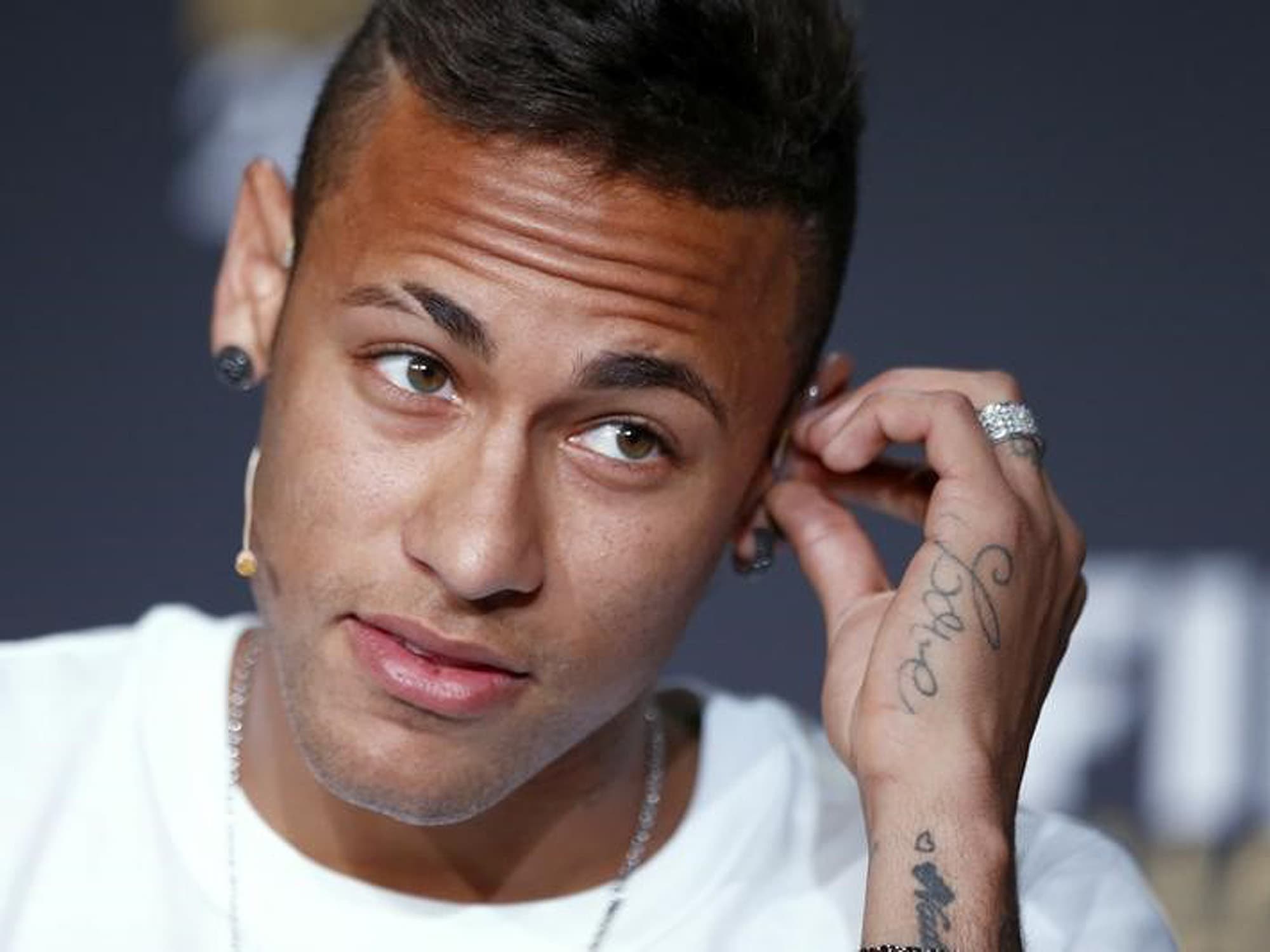 Neymar em coletiva em Zurique - 11/1/2016