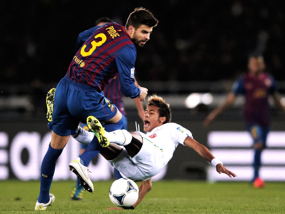 Piqué marca Neymar durante a vitória por 4 a 0 do Barcelona na final do Mundial de Clubes de 2011