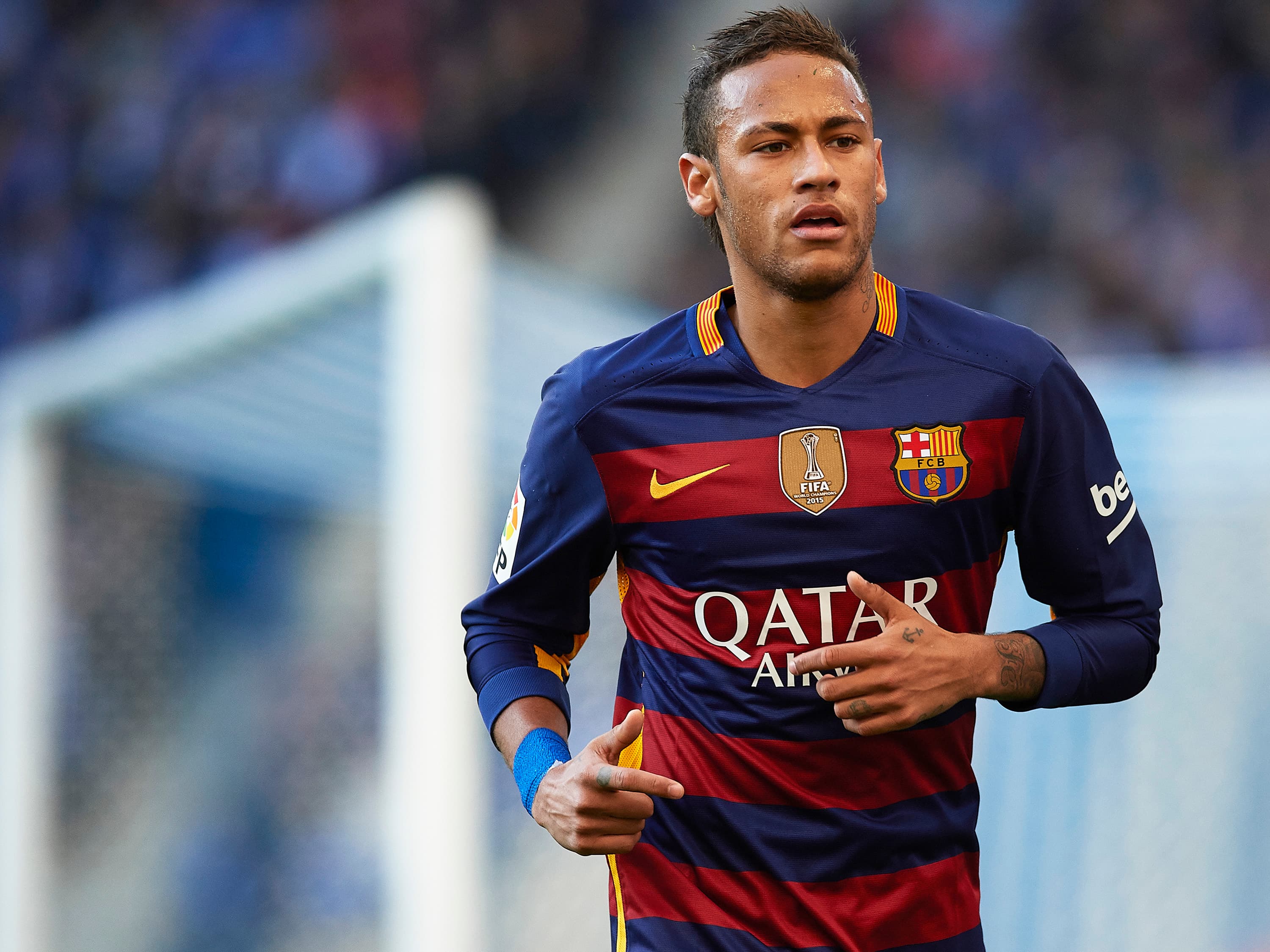 Neymar sofre racismo em jogo do campeonato espanhol