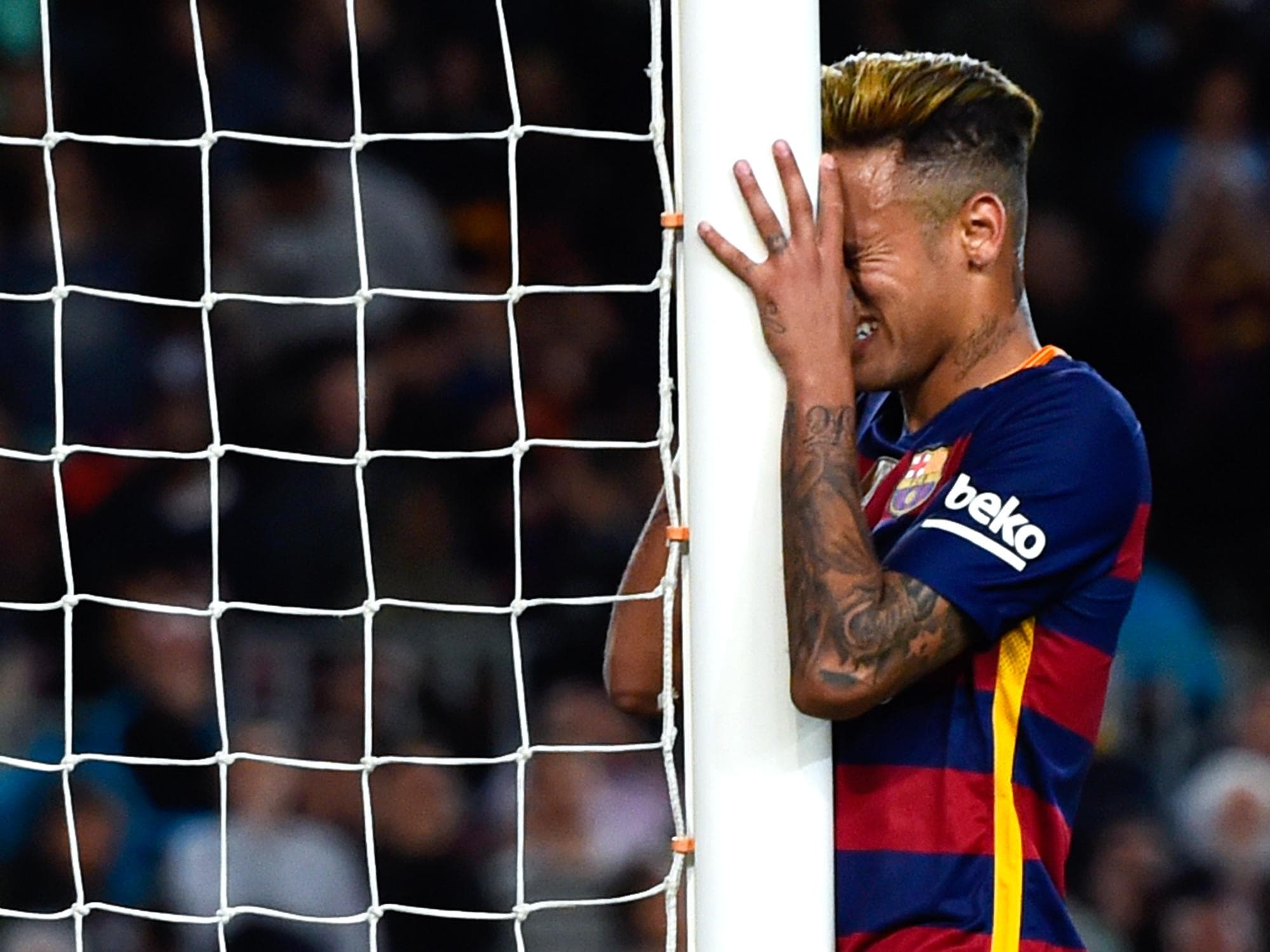 Neymar lamenta chance perdida na derrota para o Valencia. Brasileiro chegou a quatro jogos sem marcar