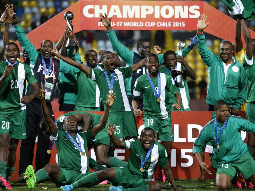 Jogadores da Nigéria comemoram o título do Mundial sub-17 no Chile