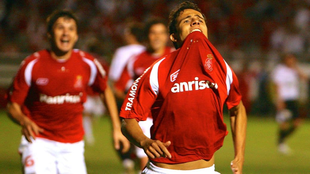 Nilmar marca gol decisivo pelo Internacional na final da Copa Sul-Americana de 2008, contra o Estudiantes, no Beira-Rio